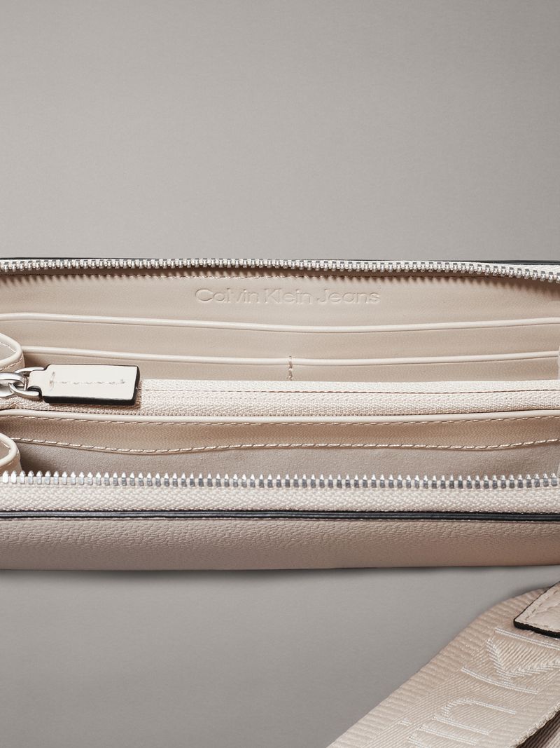 billetera-beige-cremallera-en-contorno