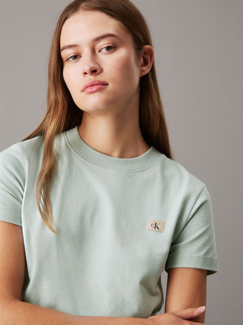camiseta-multicolor-monograma-e-insignia