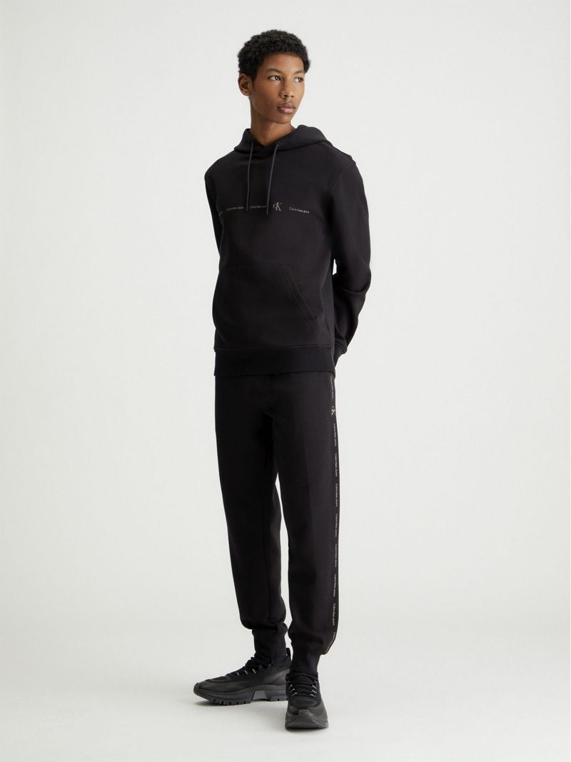 jogger-negro-con-cintas-laterales-y-logo-repetitivo