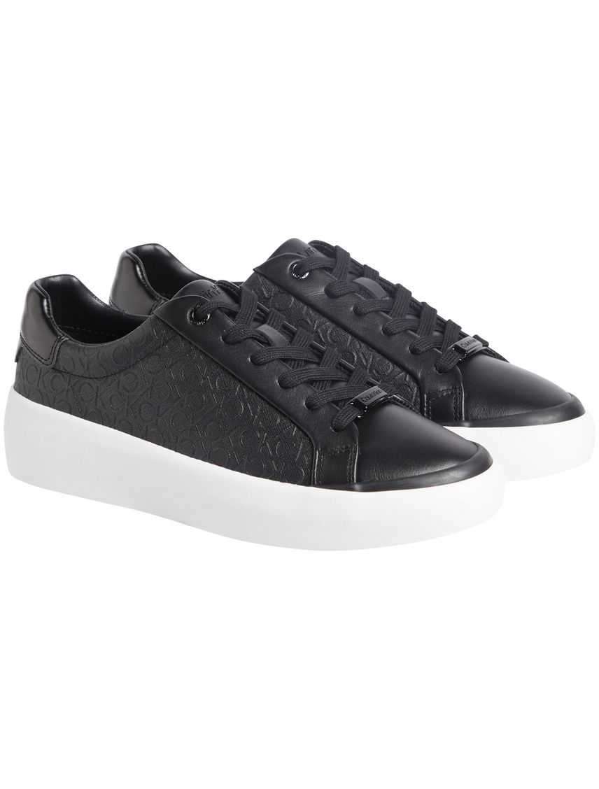 Tenis negro con monograma