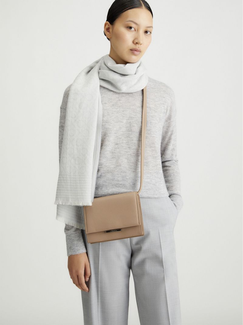 bolso-beige-cruzado-solapa-cierre-broche