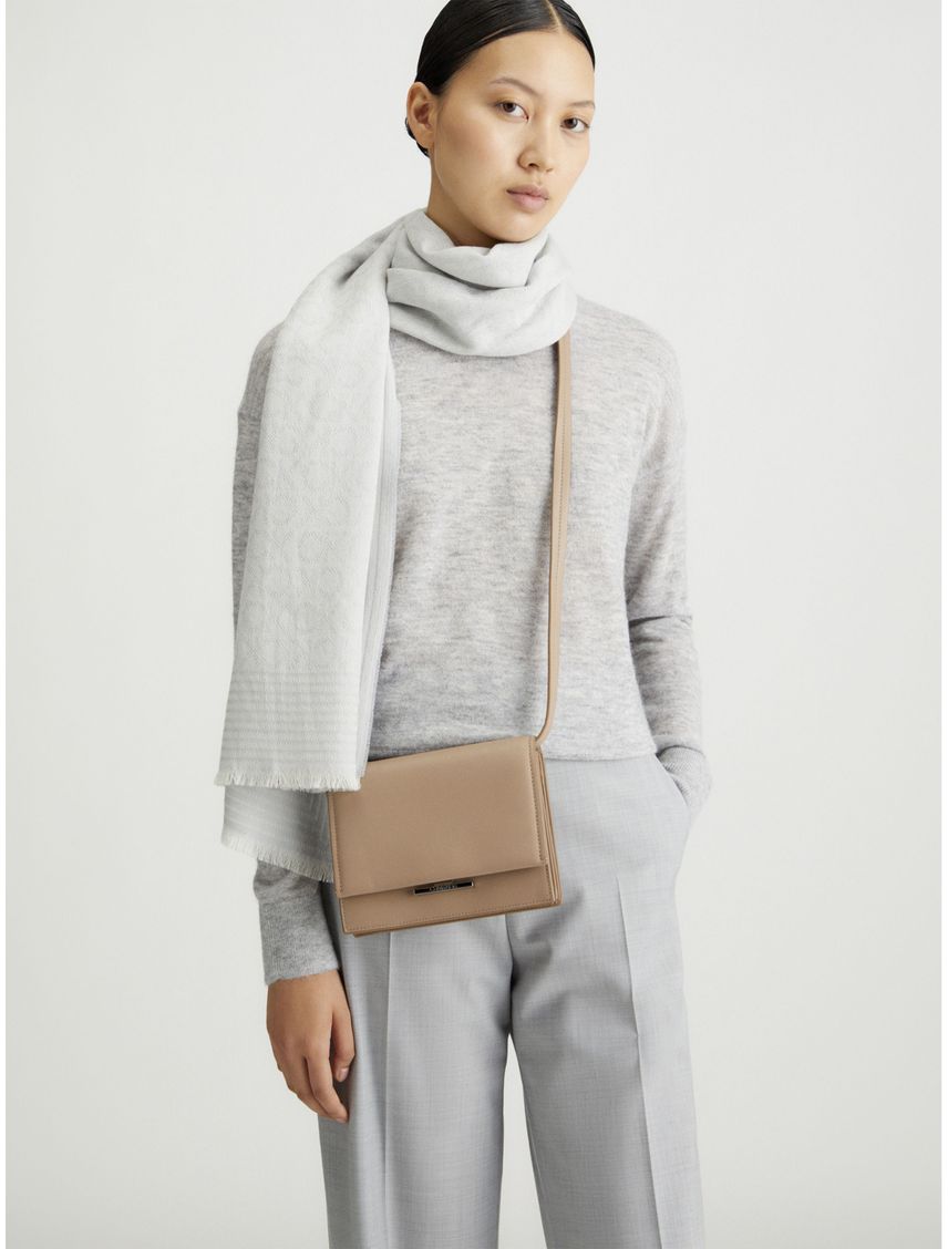 Bolso beige cruzado con solapa y cierre de broche