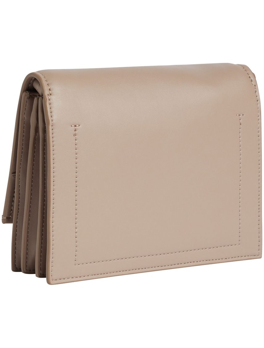 Bolso beige cruzado con solapa y cierre de broche