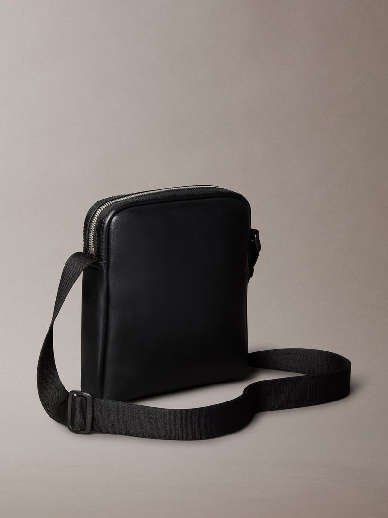bolso-negro-cruzado-monograma-grabado-en-toda-la-pieza