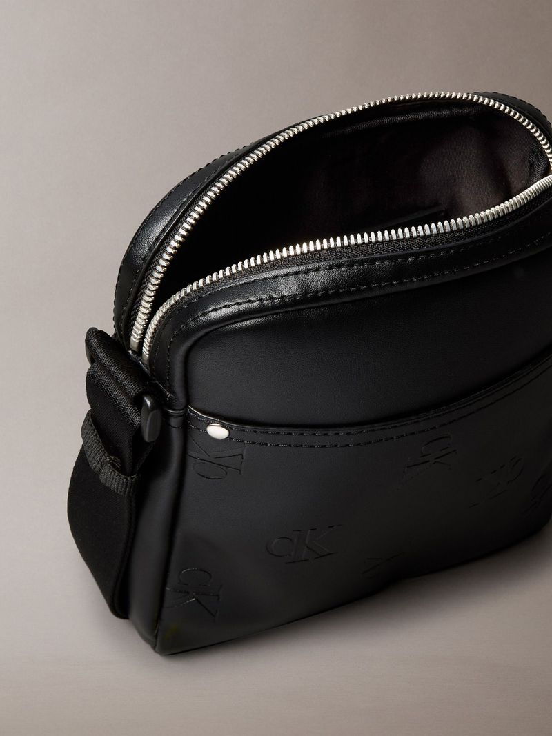 bolso-negro-cruzado-monograma-grabado-en-toda-la-pieza