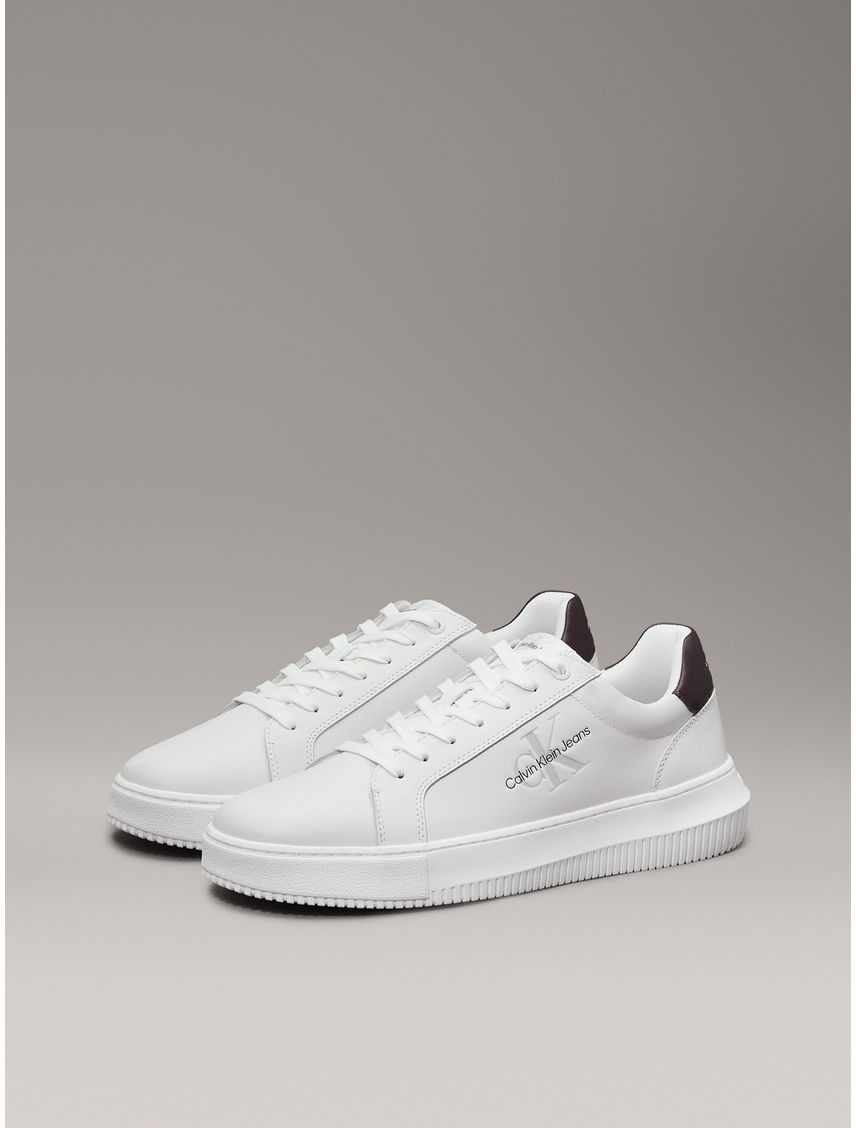 Tenis blanco de cuero robusto