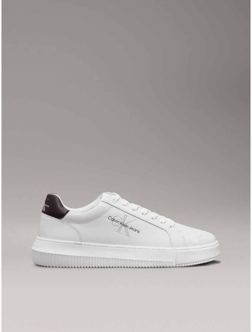 Tenis blanco de cuero robusto