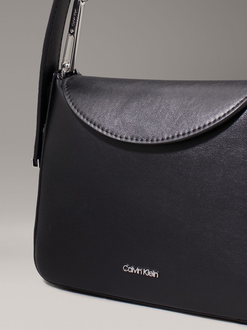 bolso-negro-mano-pequeno