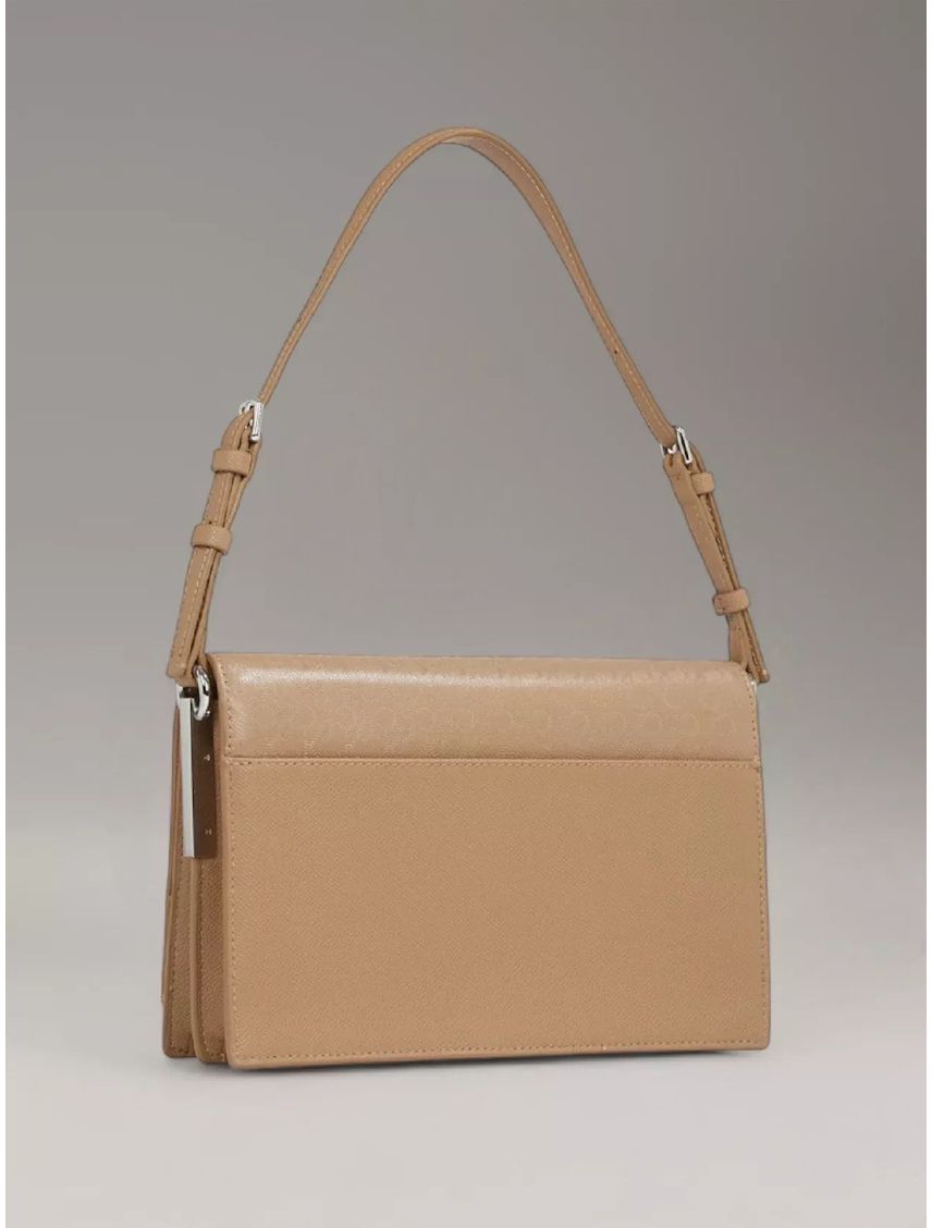 Bolso beige de hombro elongated con monograma