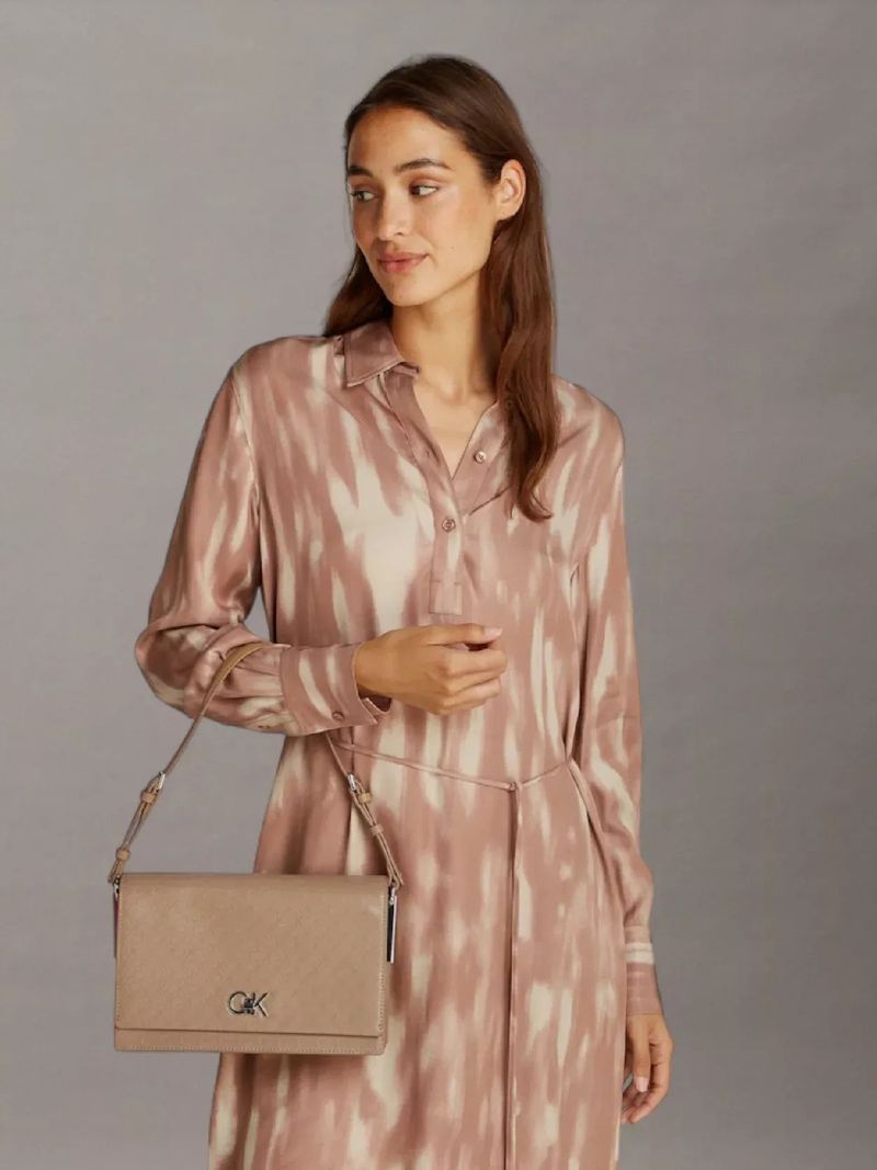 bolso-beige-hombro-elongated-monograma