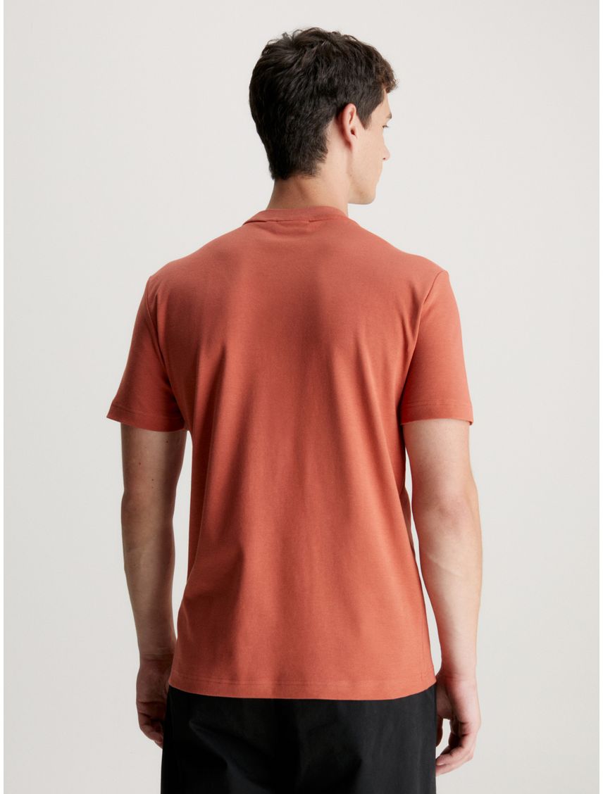 Camiseta naranja con micro logo