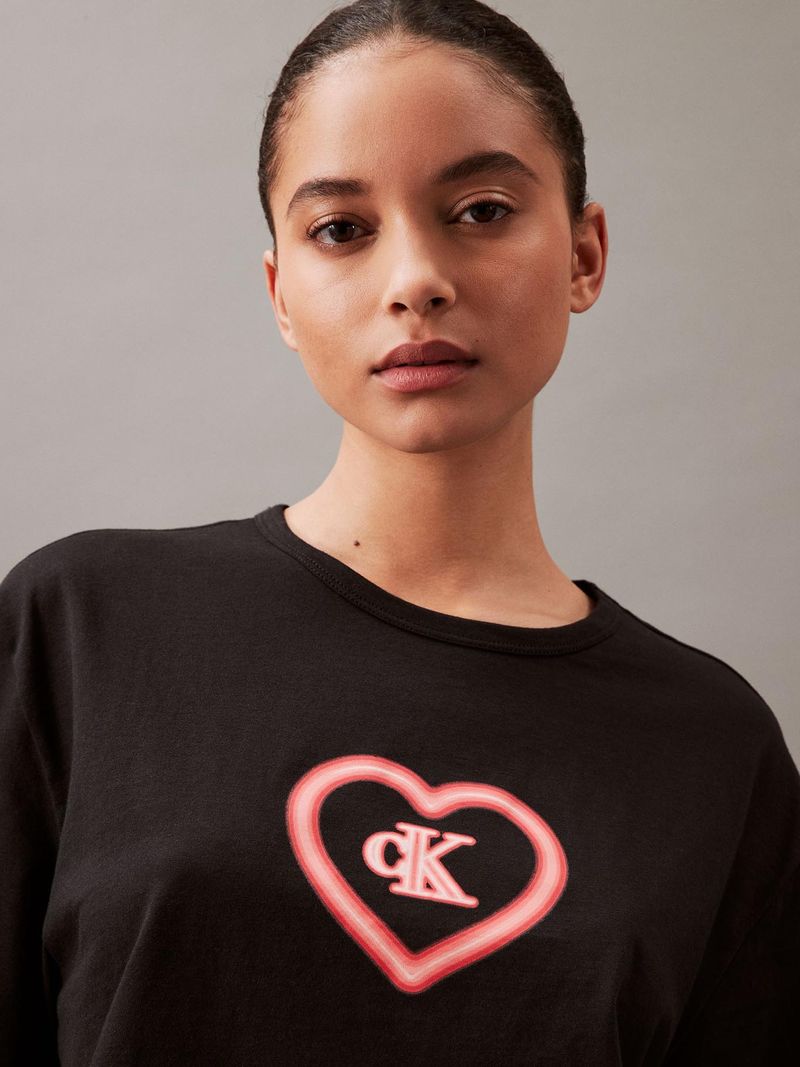 camiseta-negra-de-pijama-para-mujer