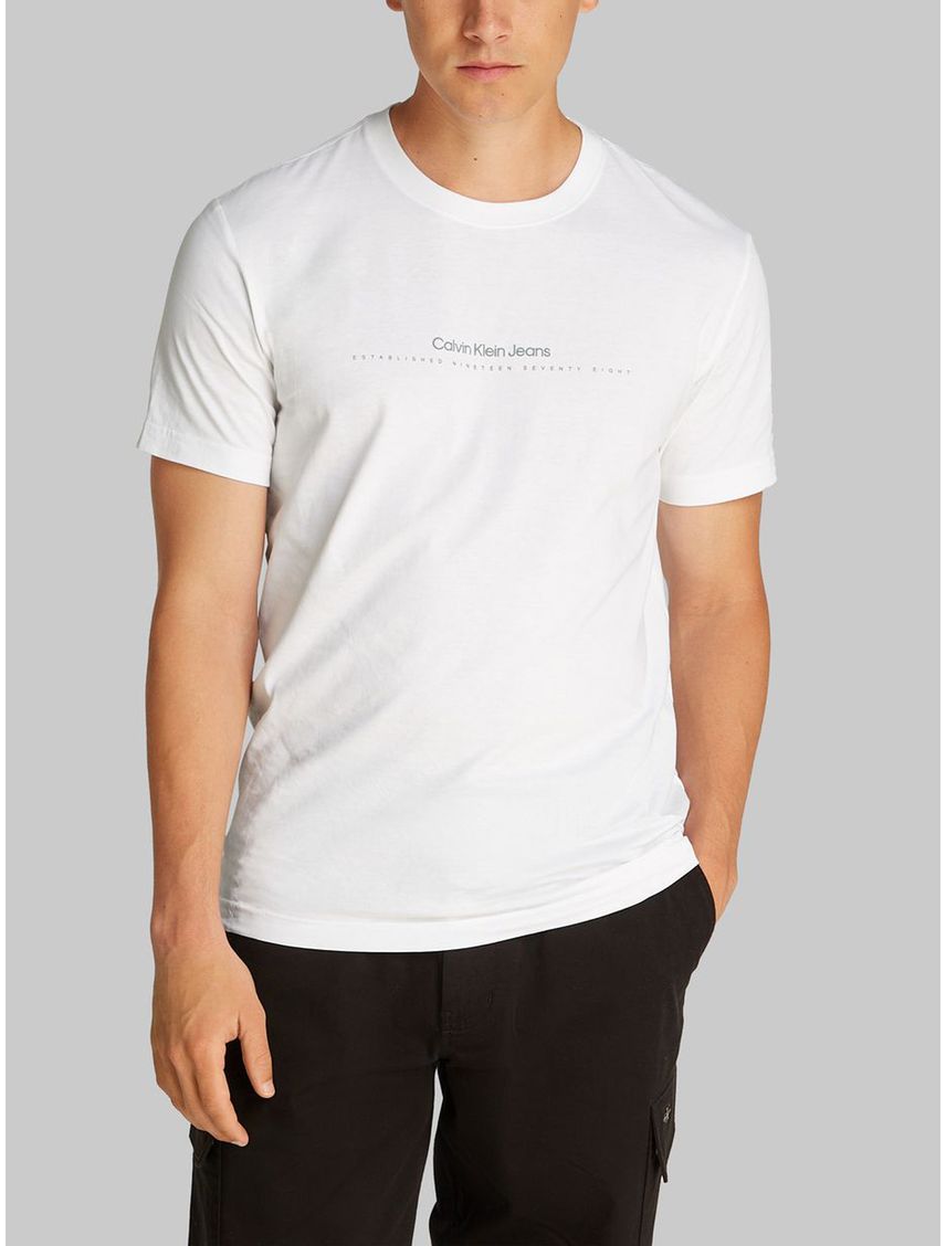 Camiseta blanca con logo pequeño