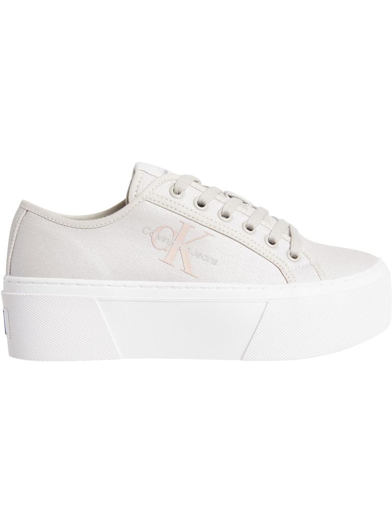 tenis-beige-con-plataforma-y-acabado-de-perla