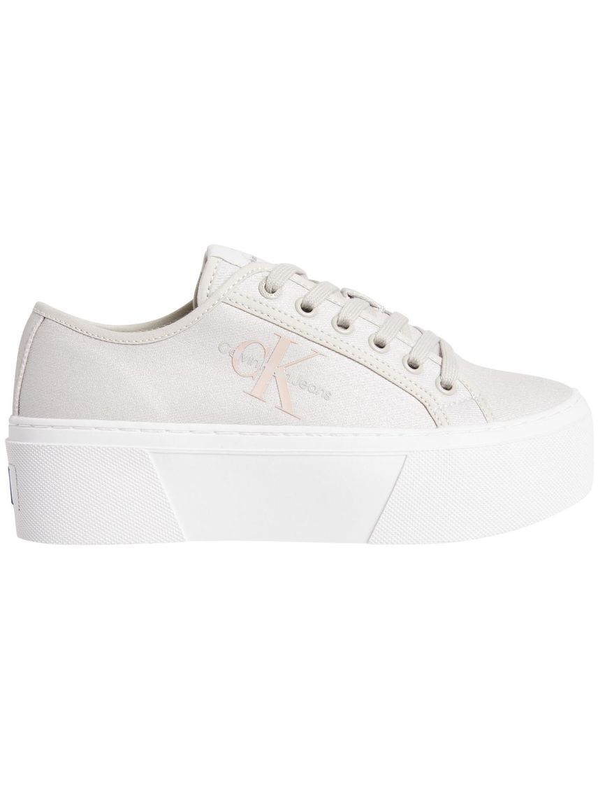 Tenis beige con plataforma y acabado de perla