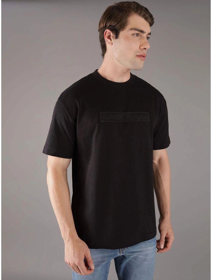 Camiseta negra con logo bordado en caja
