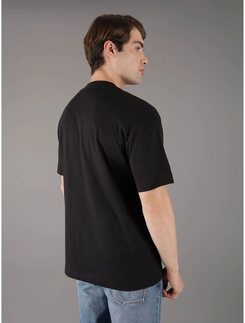 Camiseta negra con logo bordado en caja