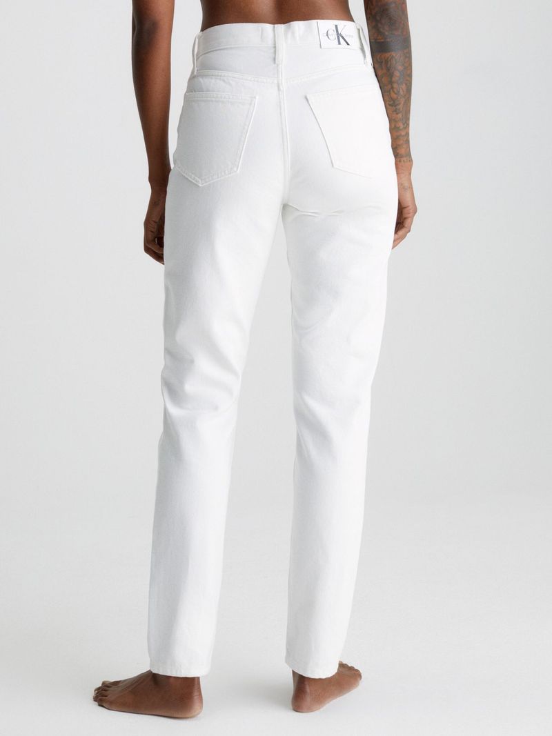 mom-jeans-blancos-estrecho-en-el-tobillo-para-mujer