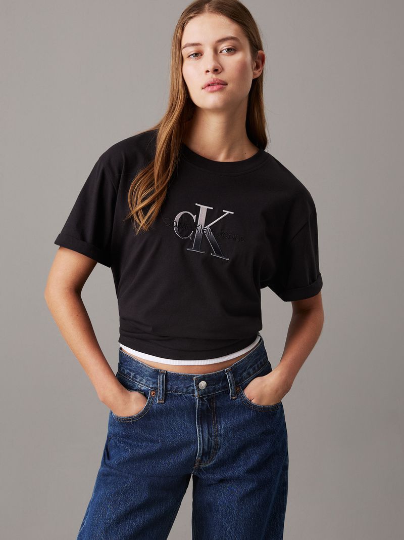 camiseta-negra-holgada-monograma