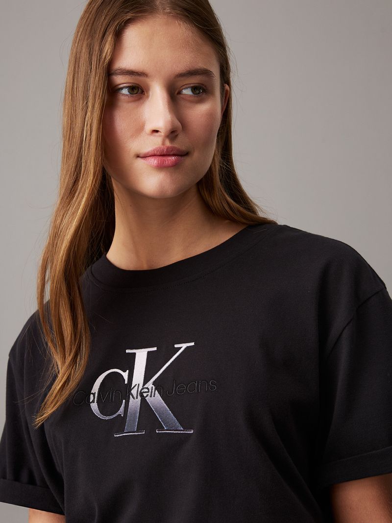 camiseta-negra-holgada-monograma