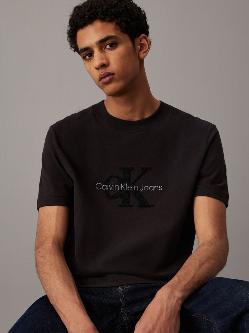 camiseta-negra-chenille-monograma