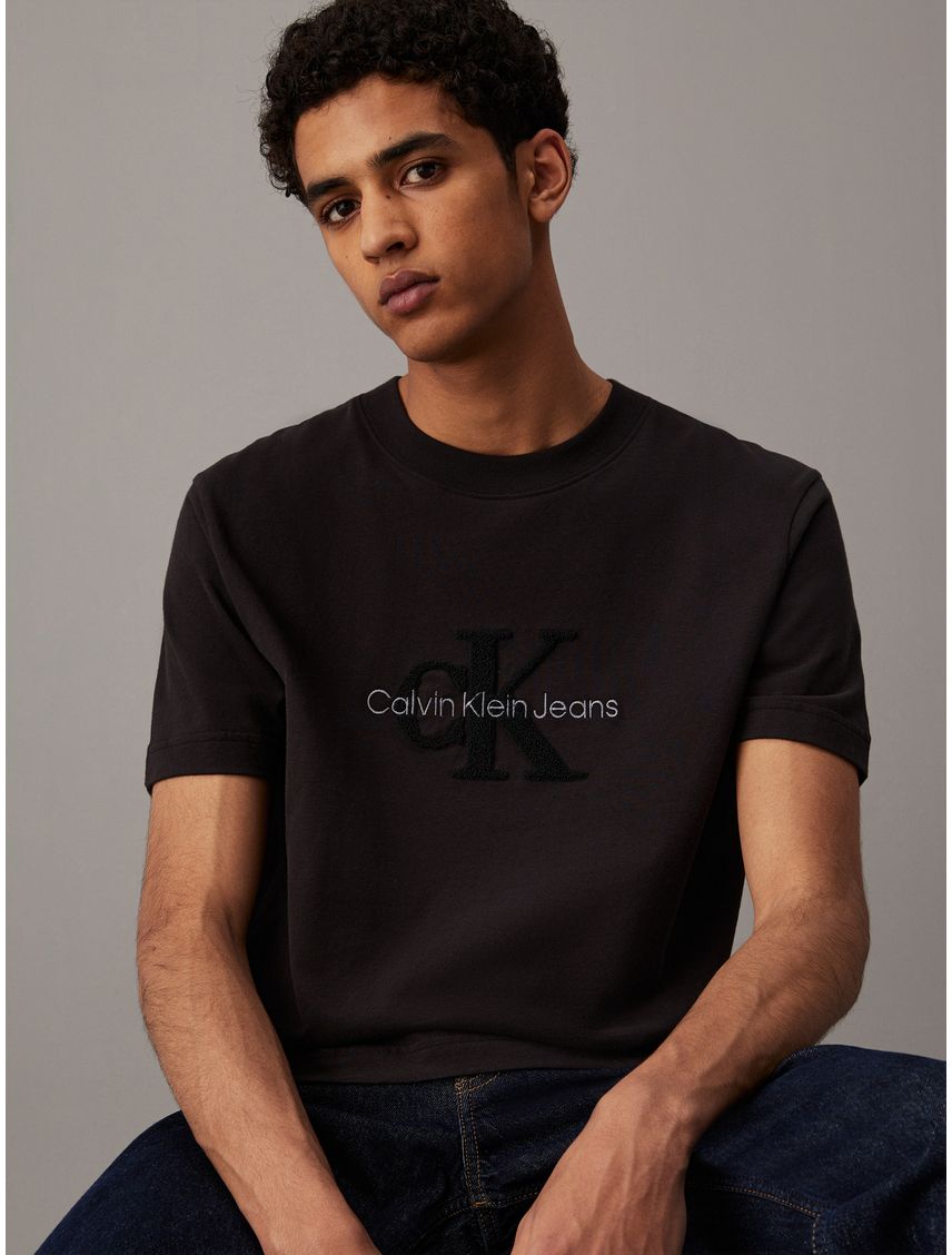 Camiseta negra  de chenille con monograma