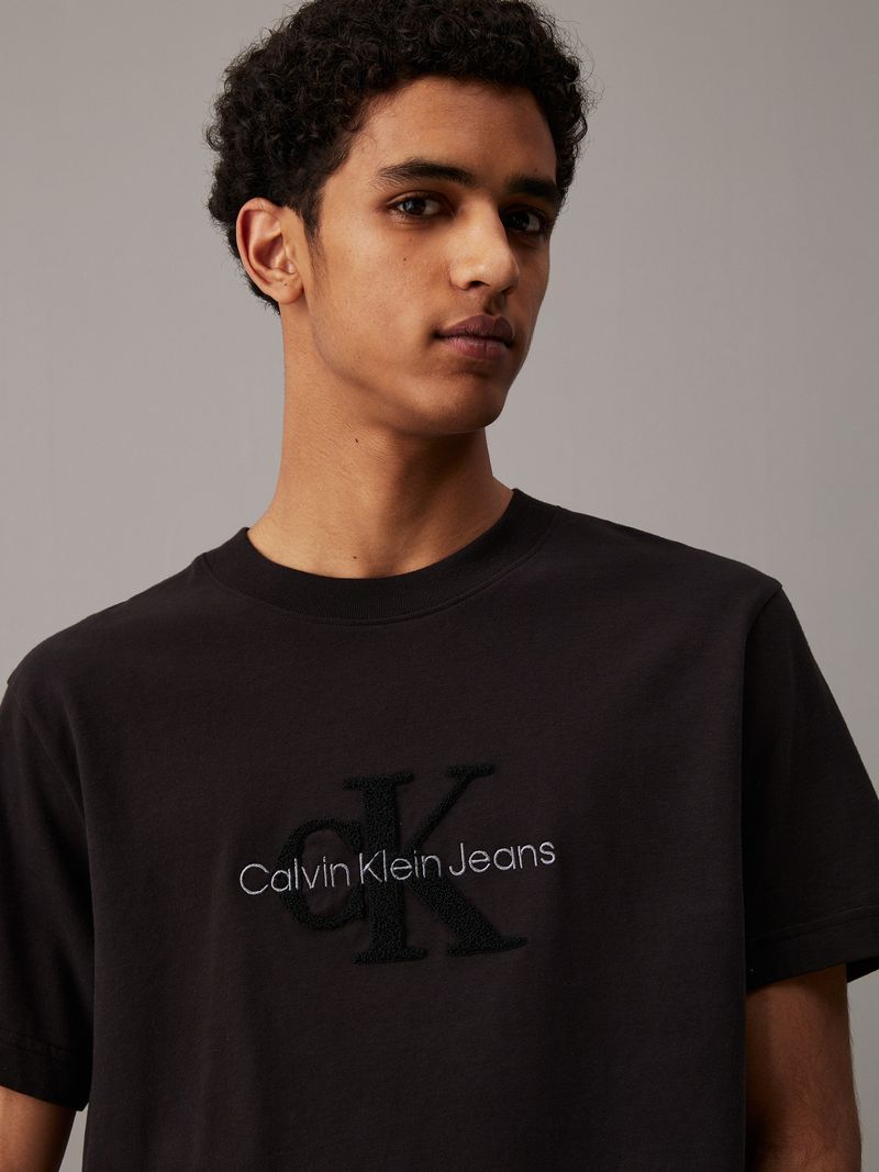 camiseta-negra-chenille-monograma