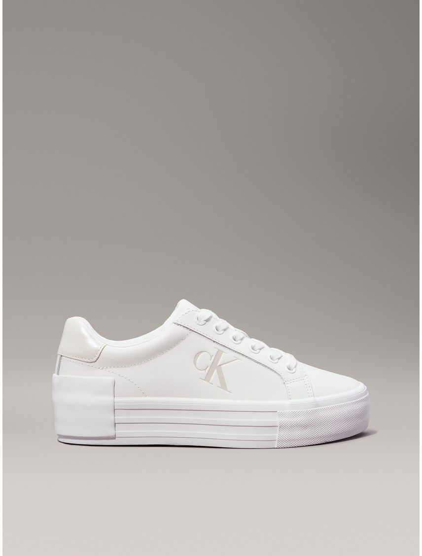 Tenis blanco e plataforma e cuero