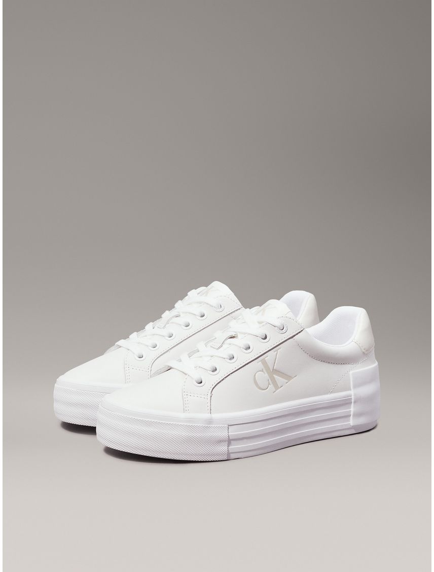 Tenis blanco e plataforma e cuero