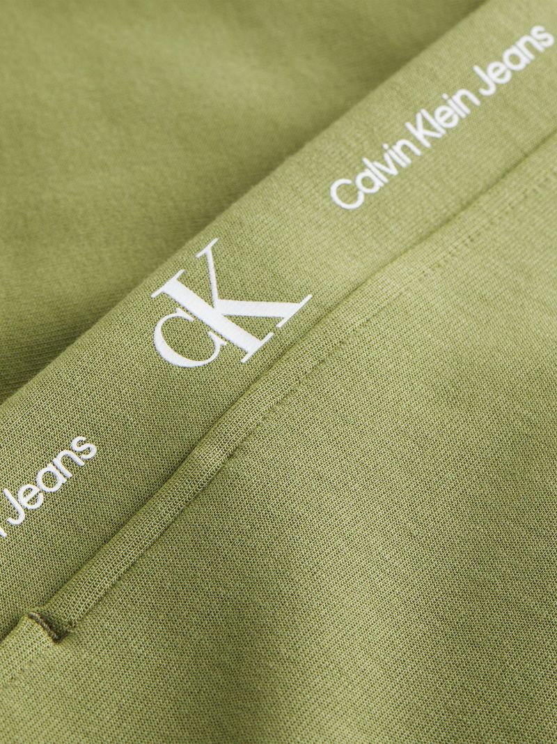 jogger-verde-con-cintas-laterales-y-logo-repetitivo