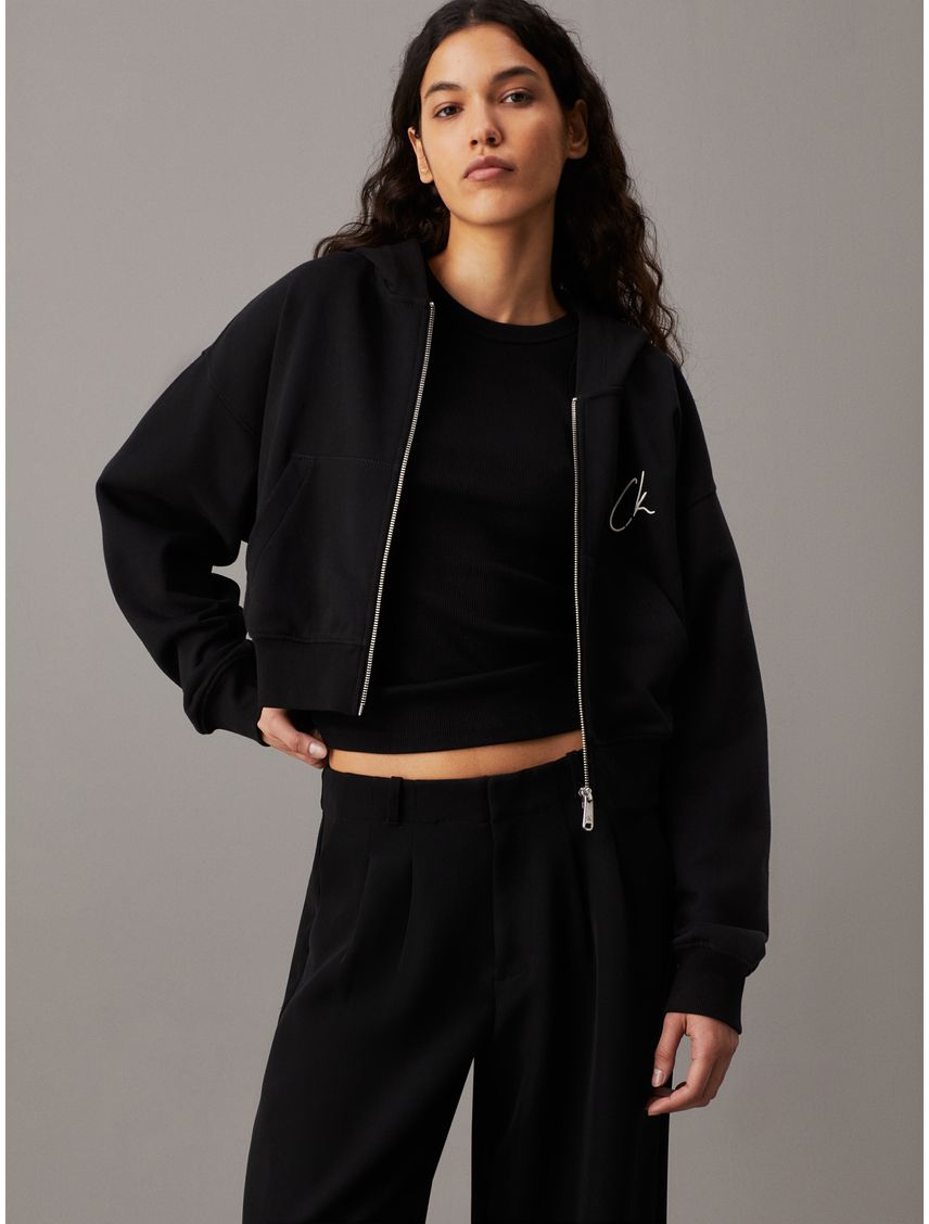 Buzo negro cropped con capota, cremallera y logo