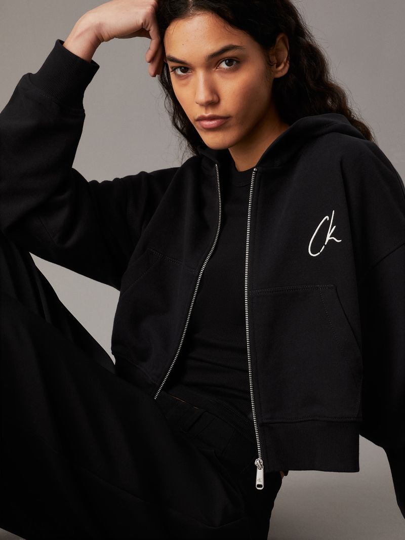 buzo-negro-cropped-capota-cremallera-logo
