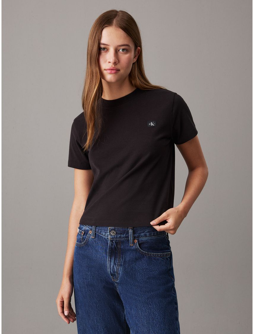 Camiseta negra con monograma e insignia