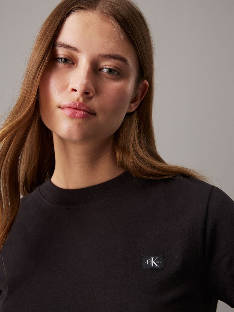 camiseta-negra-monograma-e-insignia