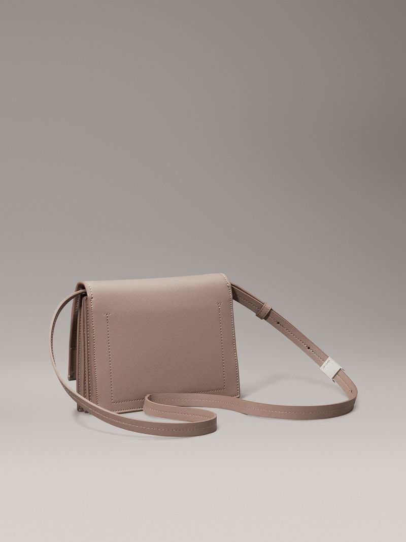 bolso-gris-cruzado-saffiano