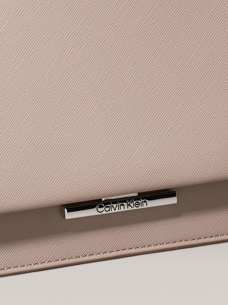 bolso-gris-cruzado-saffiano