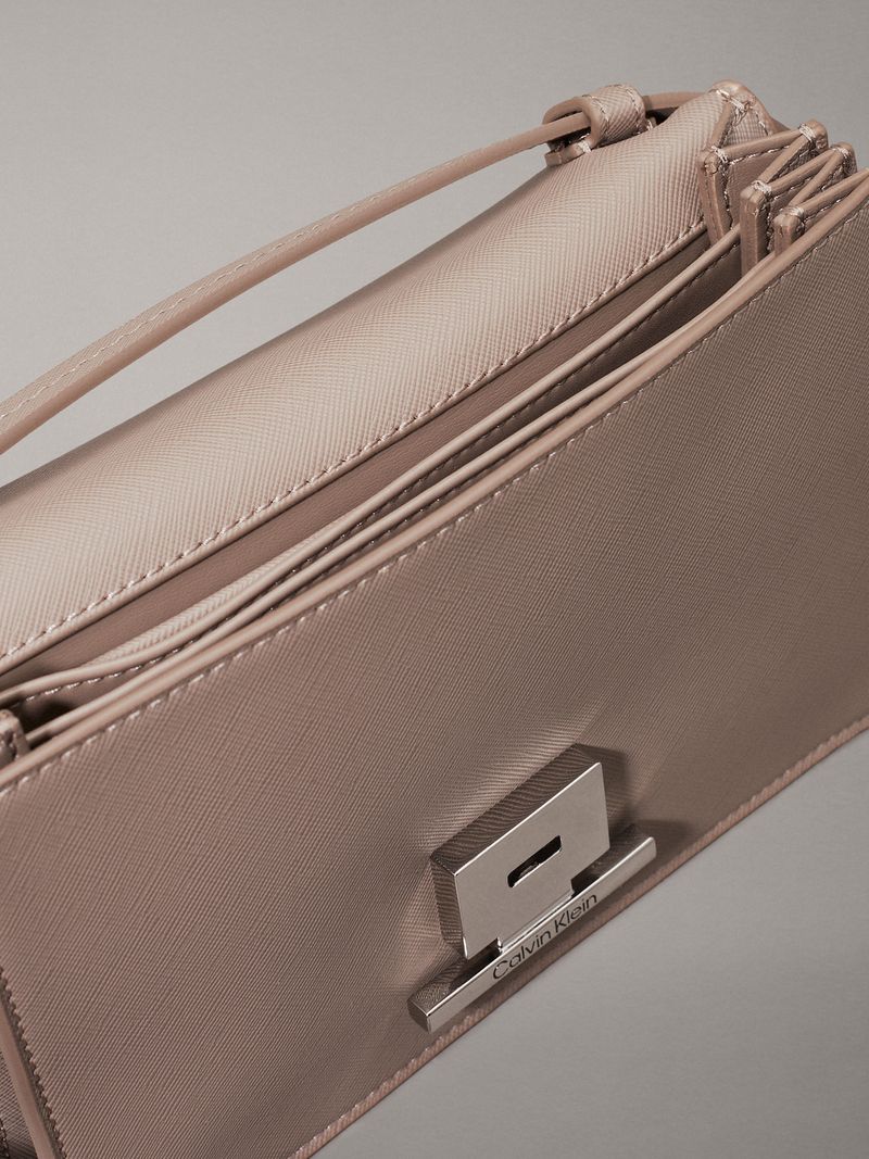 bolso-gris-cruzado-saffiano
