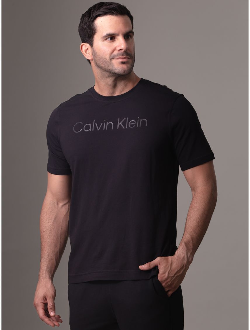 Camiseta negra deportiva con logotipo tonal