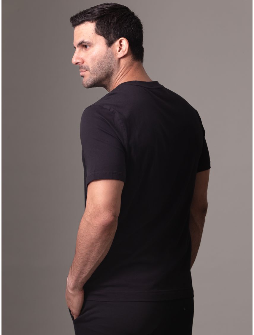 Camiseta negra deportiva con logotipo tonal