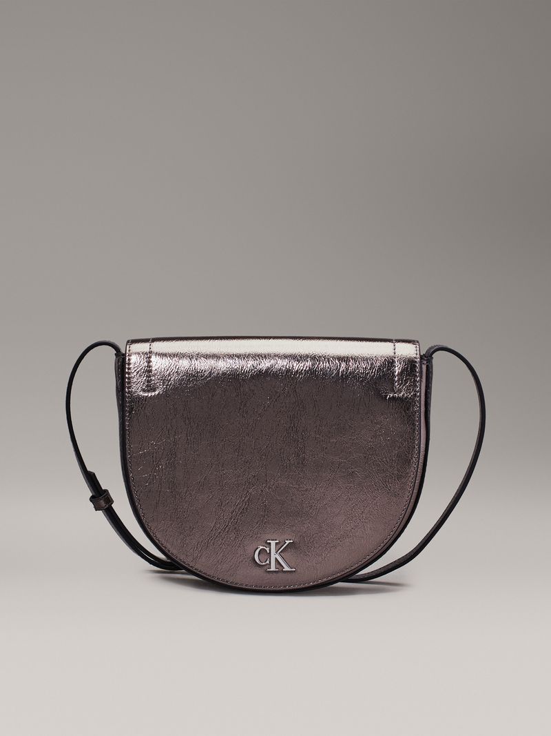 bolso-gris-cruzado-acabado-metalico