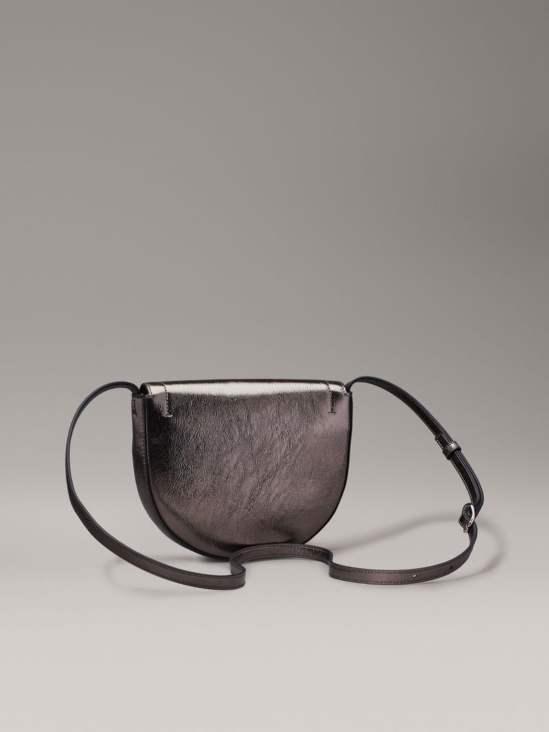 bolso-gris-cruzado-acabado-metalico