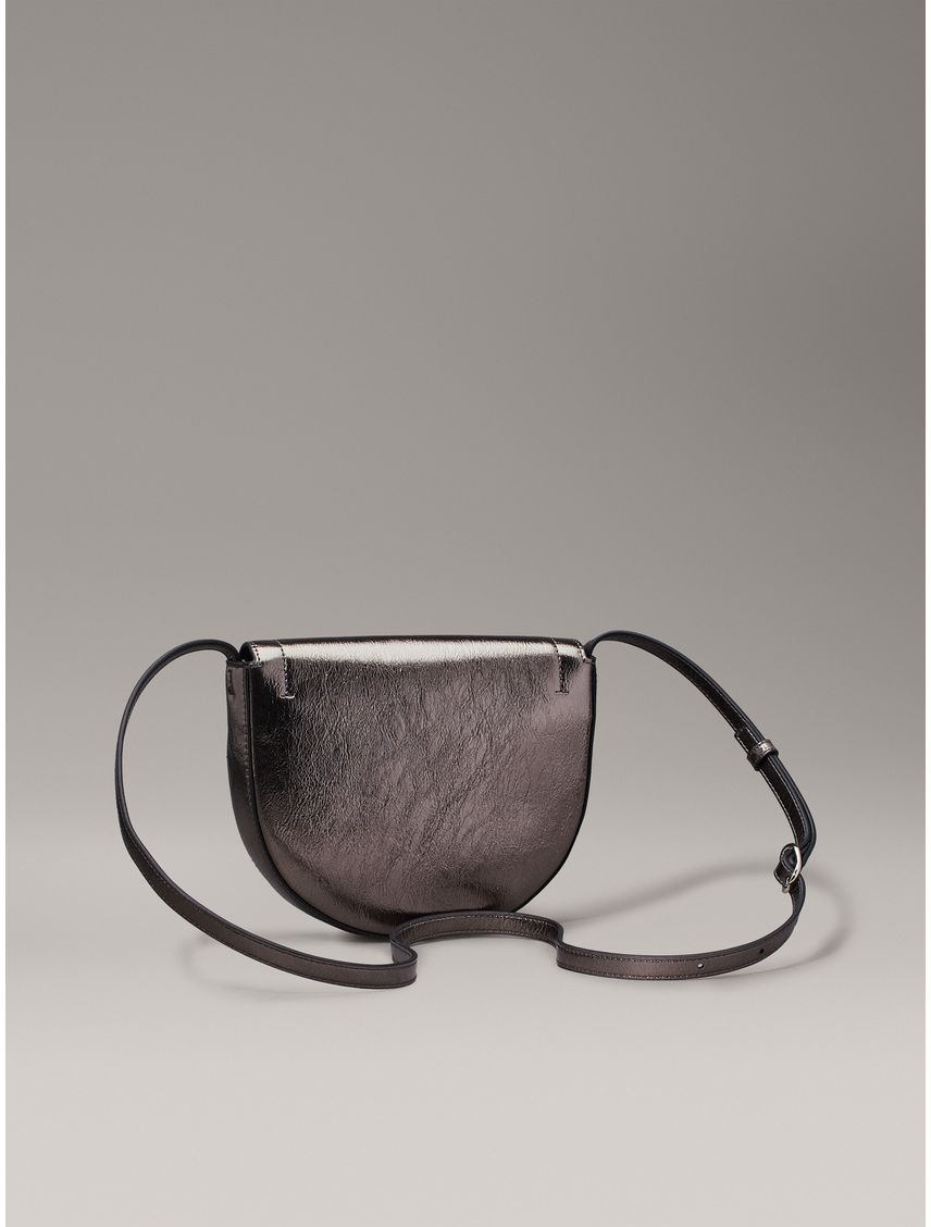 Bolso gris cruzado con acabado metálico