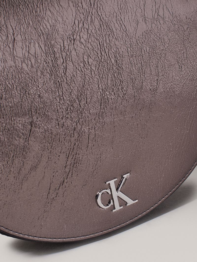 bolso-gris-cruzado-acabado-metalico