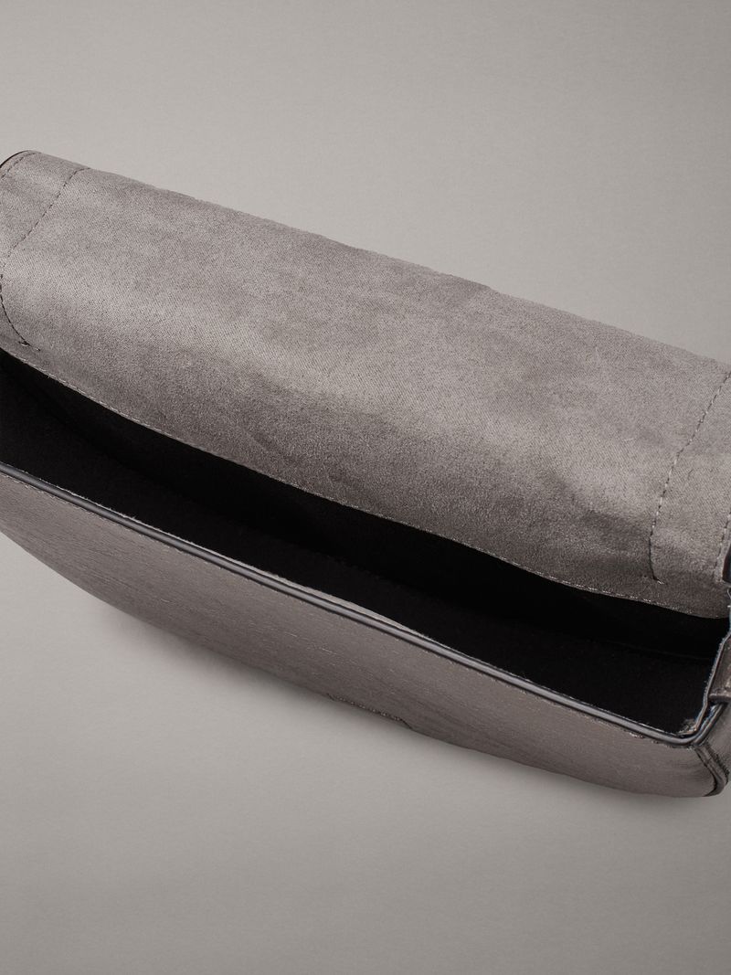 bolso-gris-cruzado-acabado-metalico