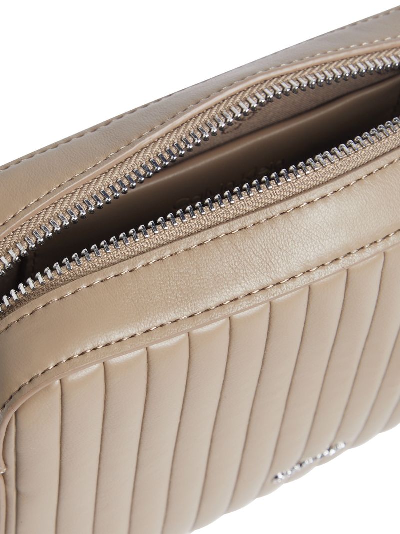 bolso-beige-cruzado-acolchado-solapa