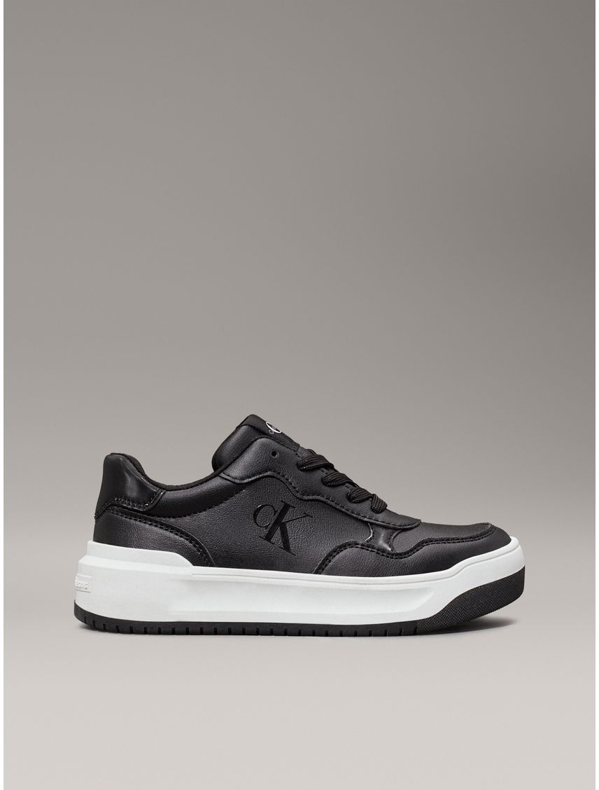 Tenis negro low cut con cordones para niñas