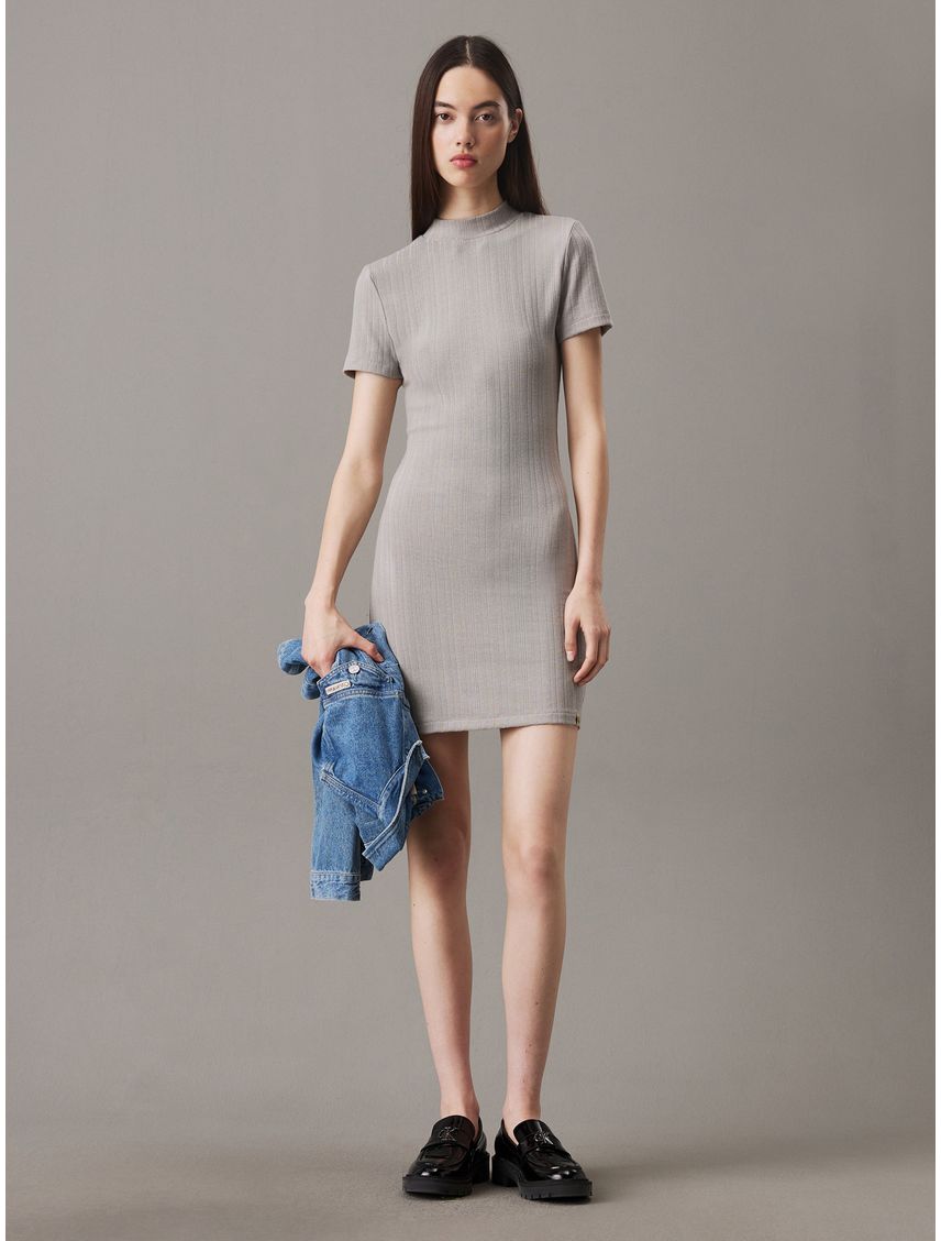 Vestido corto slim de canalé texturizado
