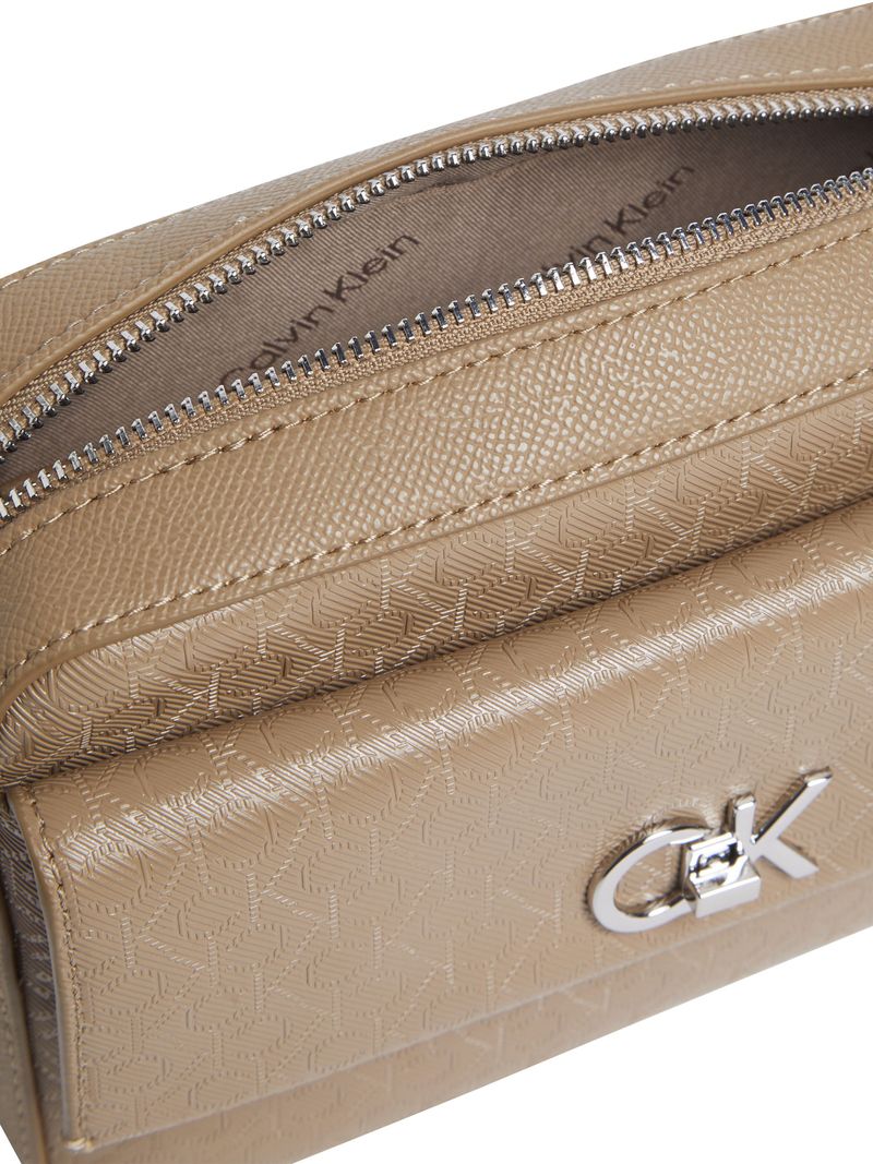 bolso-beige-cruzado-monograma
