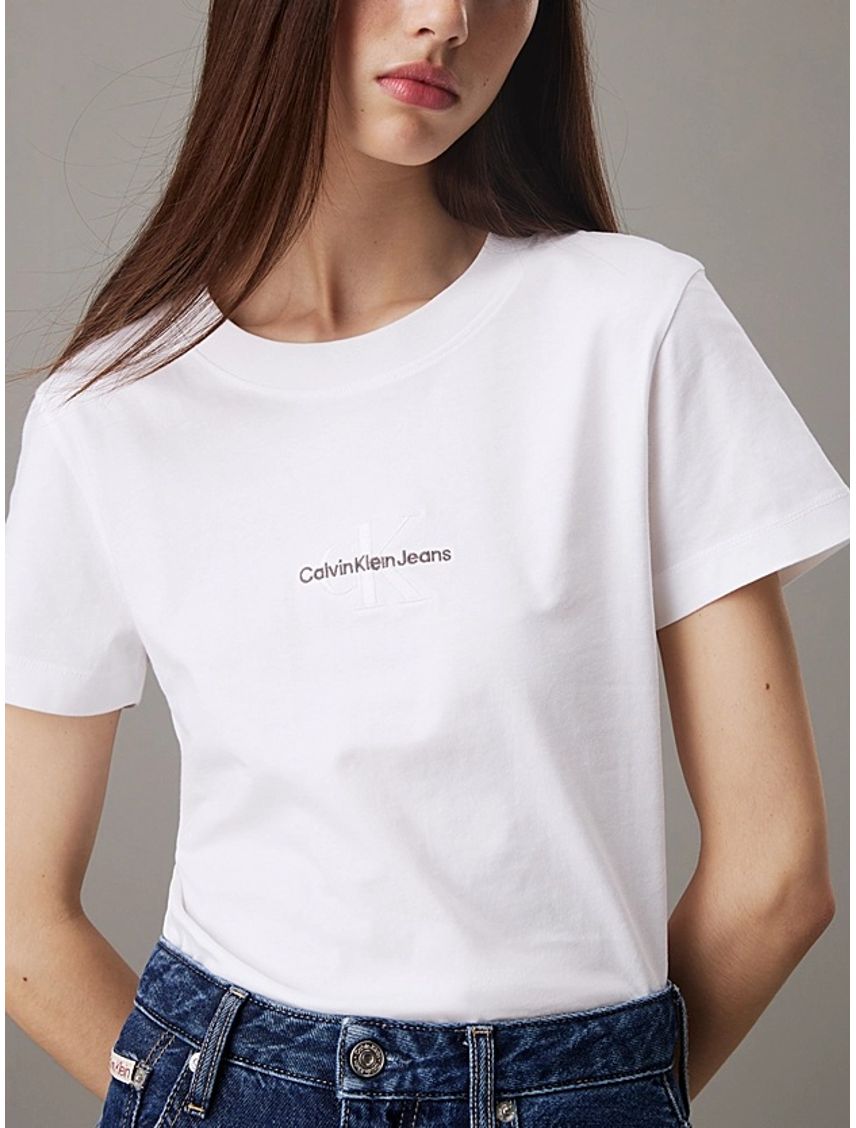 Camiseta blanca slim con logotipo tonal