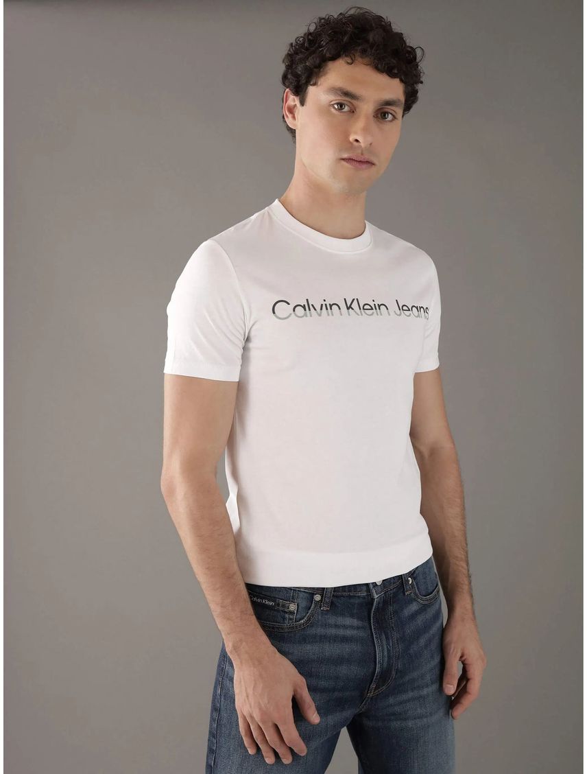 Camiseta blanca con logo institutional bicolor